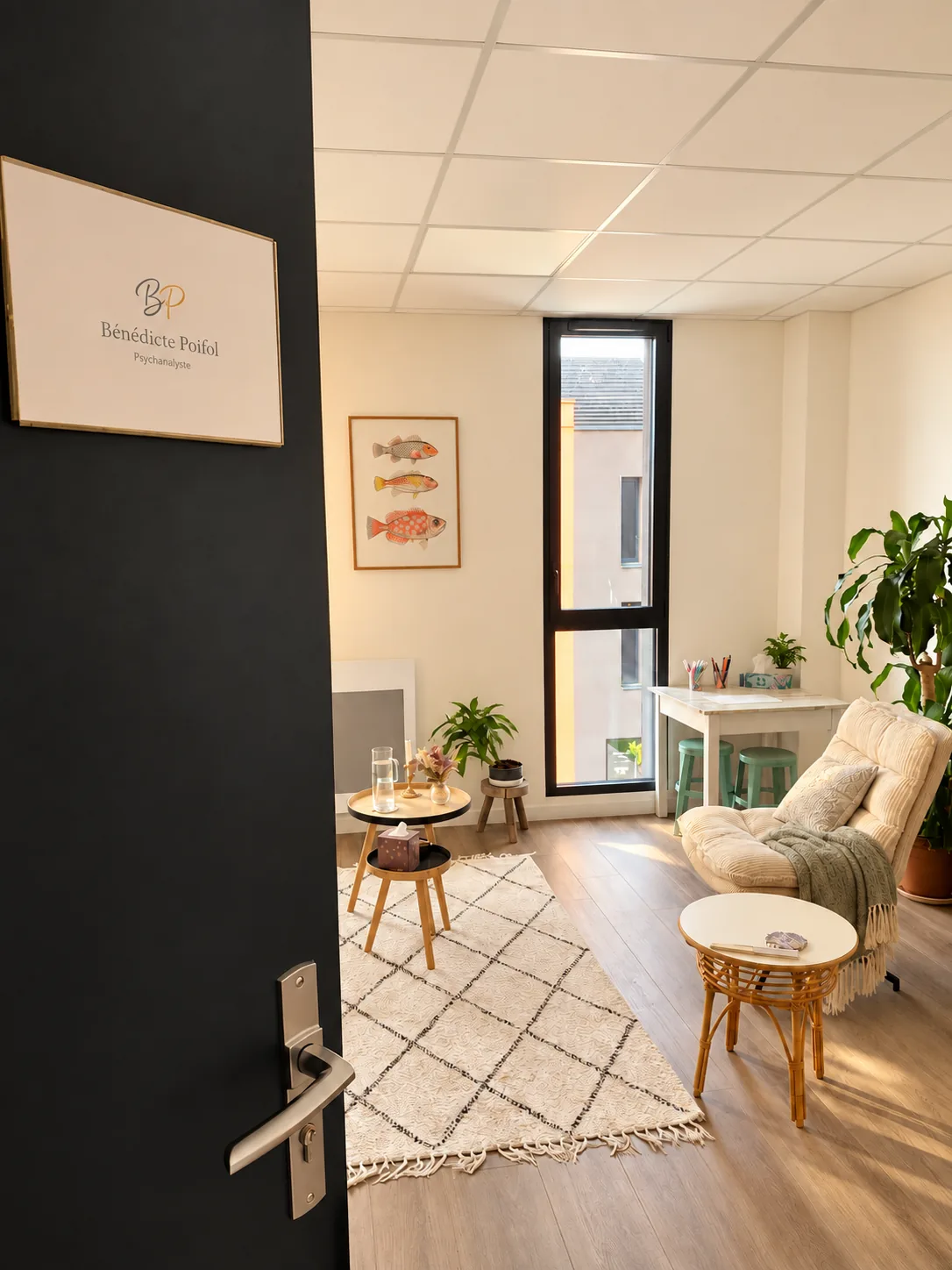 Porte ouverte sur le cabinet de consultation